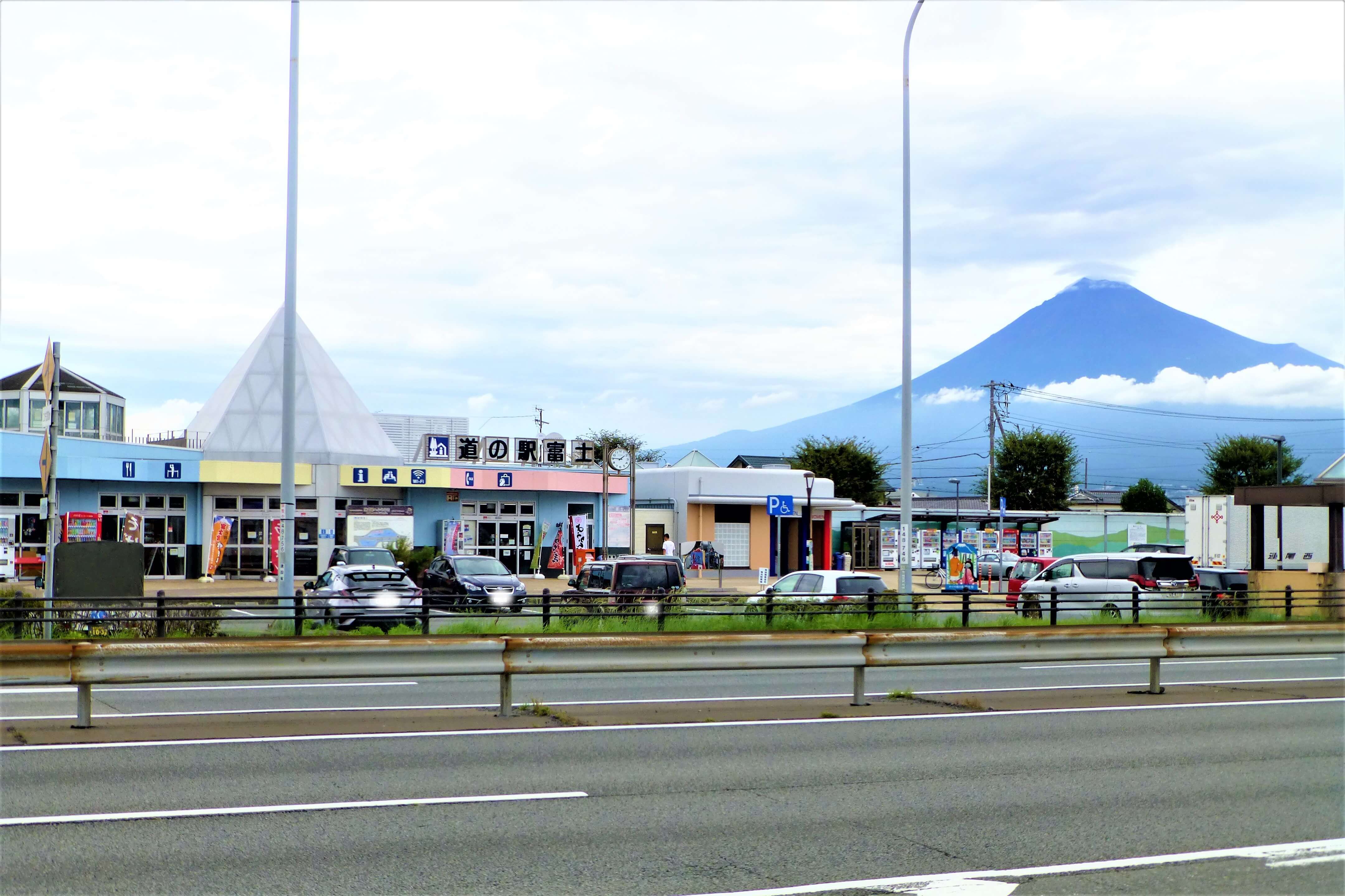 道の駅富士 富士山をバックに眺める国道1号線にあります