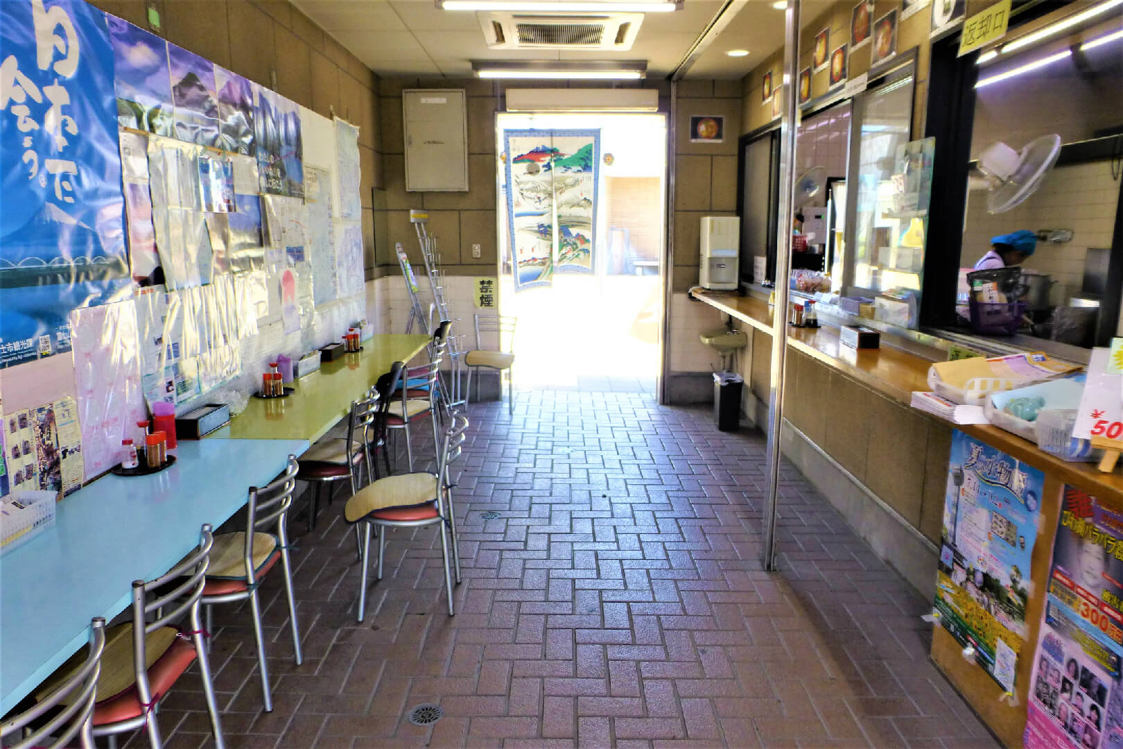 道の駅富士 軽食コーナーは、10人ほどの席が用意されています