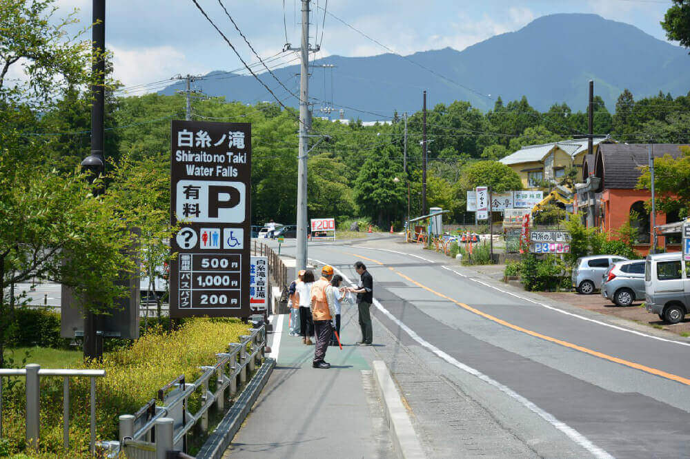 「白糸ノ滝」周辺にはいくつか有料駐車場があり、普通車の料金は200〜500円程