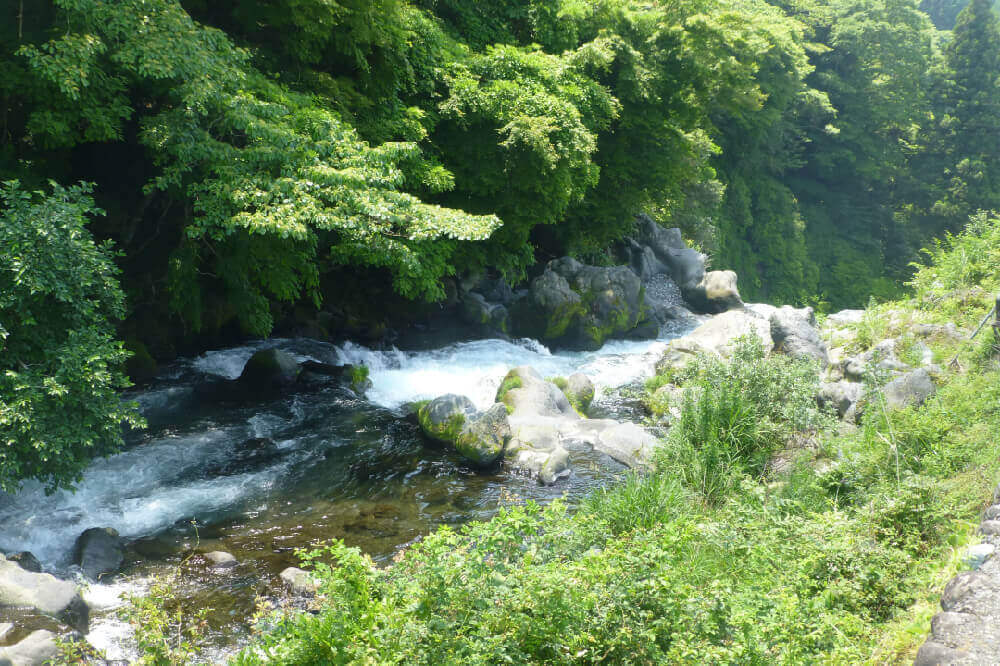 「音止の滝」の滝が落ちる手前の水流