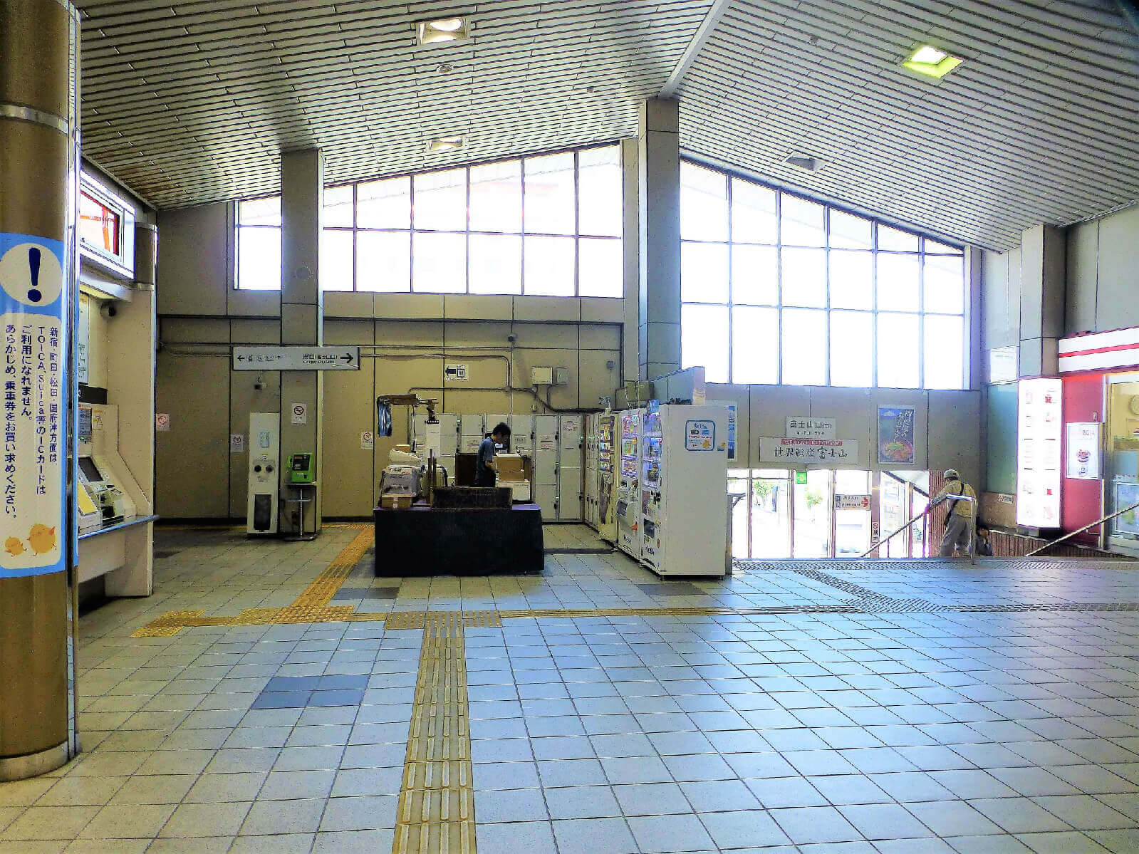 御殿場駅 富士山口1階にエレベーターで下る場合、改札を出てまず左折