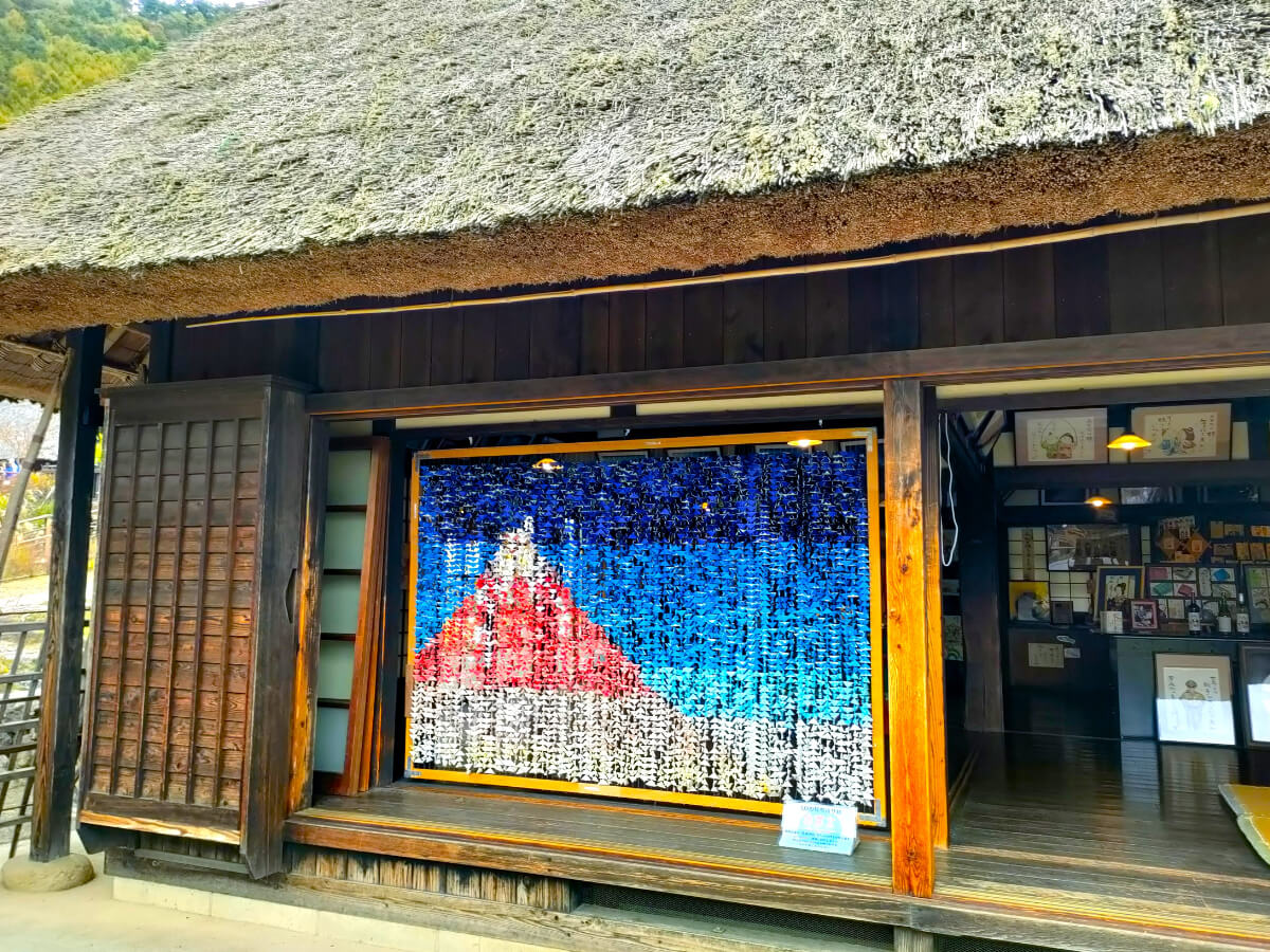 西湖いやしの里根場 せせらぎ屋 縁側の折り鶴タペストリー