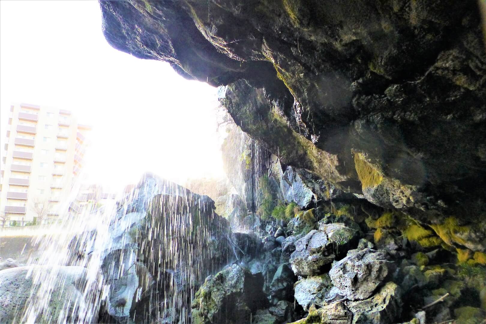 鮎壺の滝 滝の裏側 滝のカーテン
