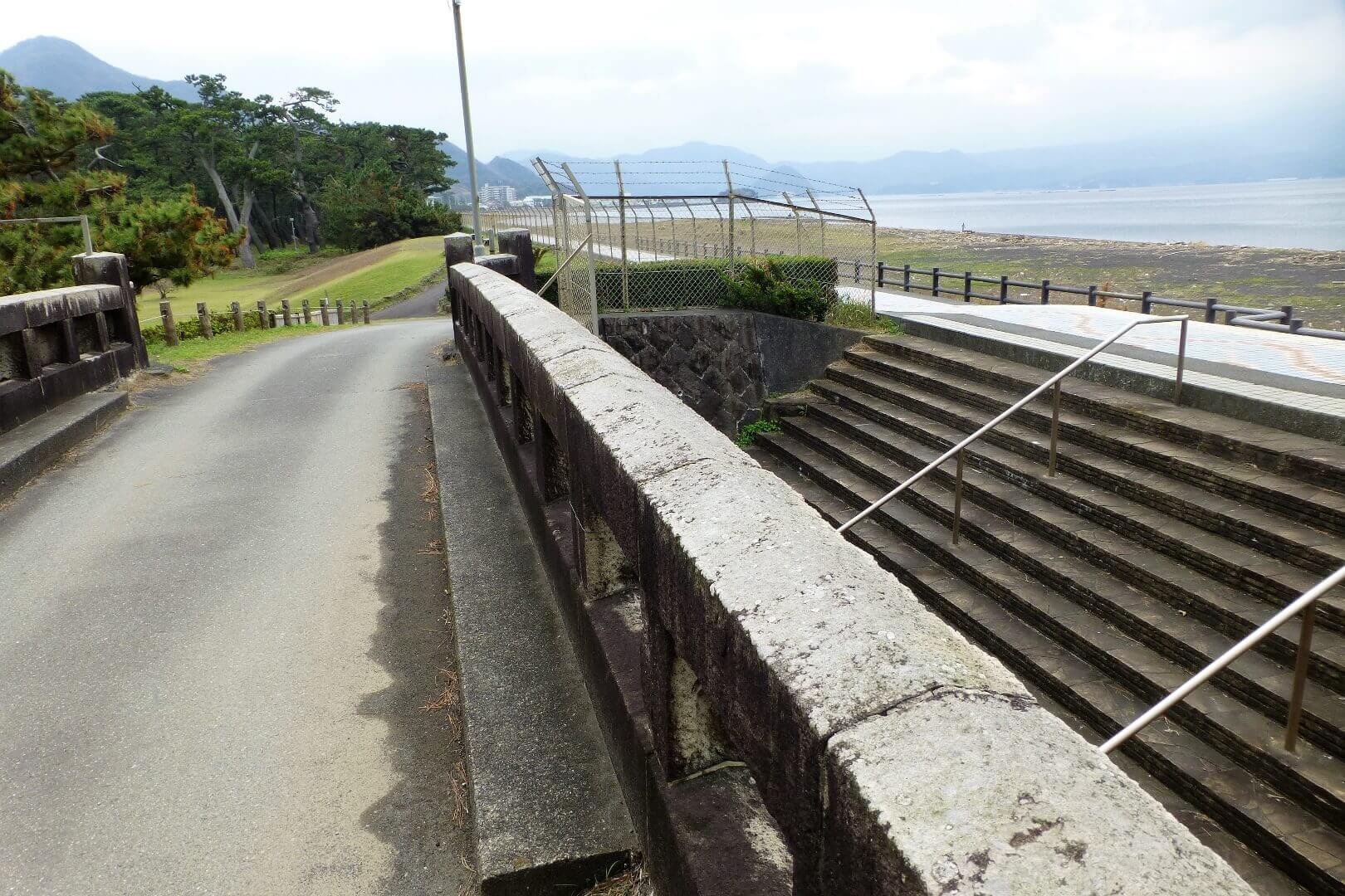 沼津御用邸記念公園 連絡橋をくぐる階段