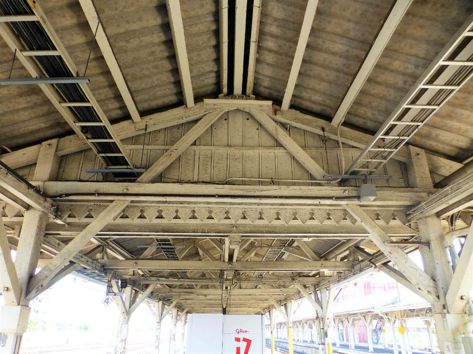 沼津駅 ホームの天井