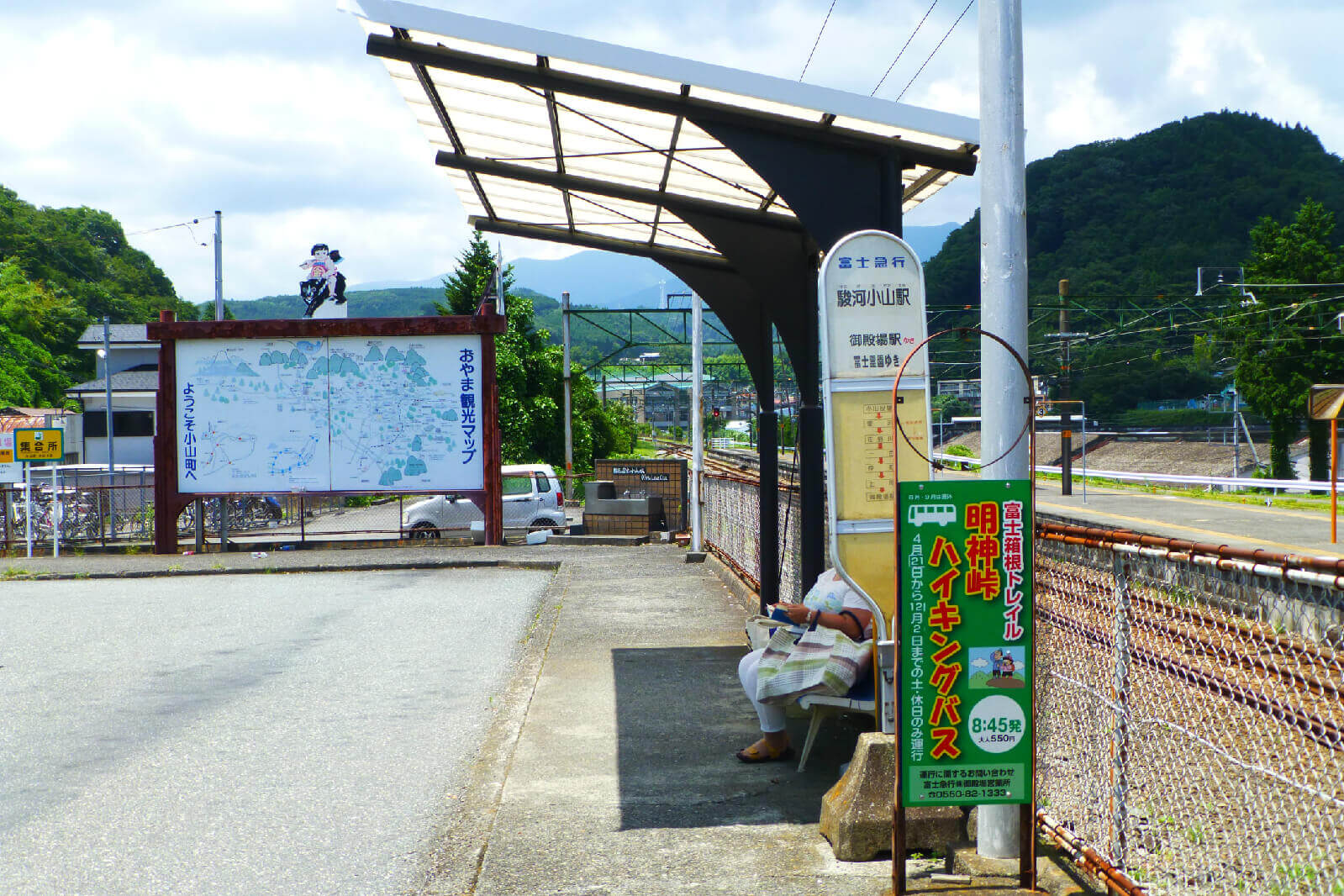 駿河小山駅 バス乗り場は、正面の分かり易い位置にあります