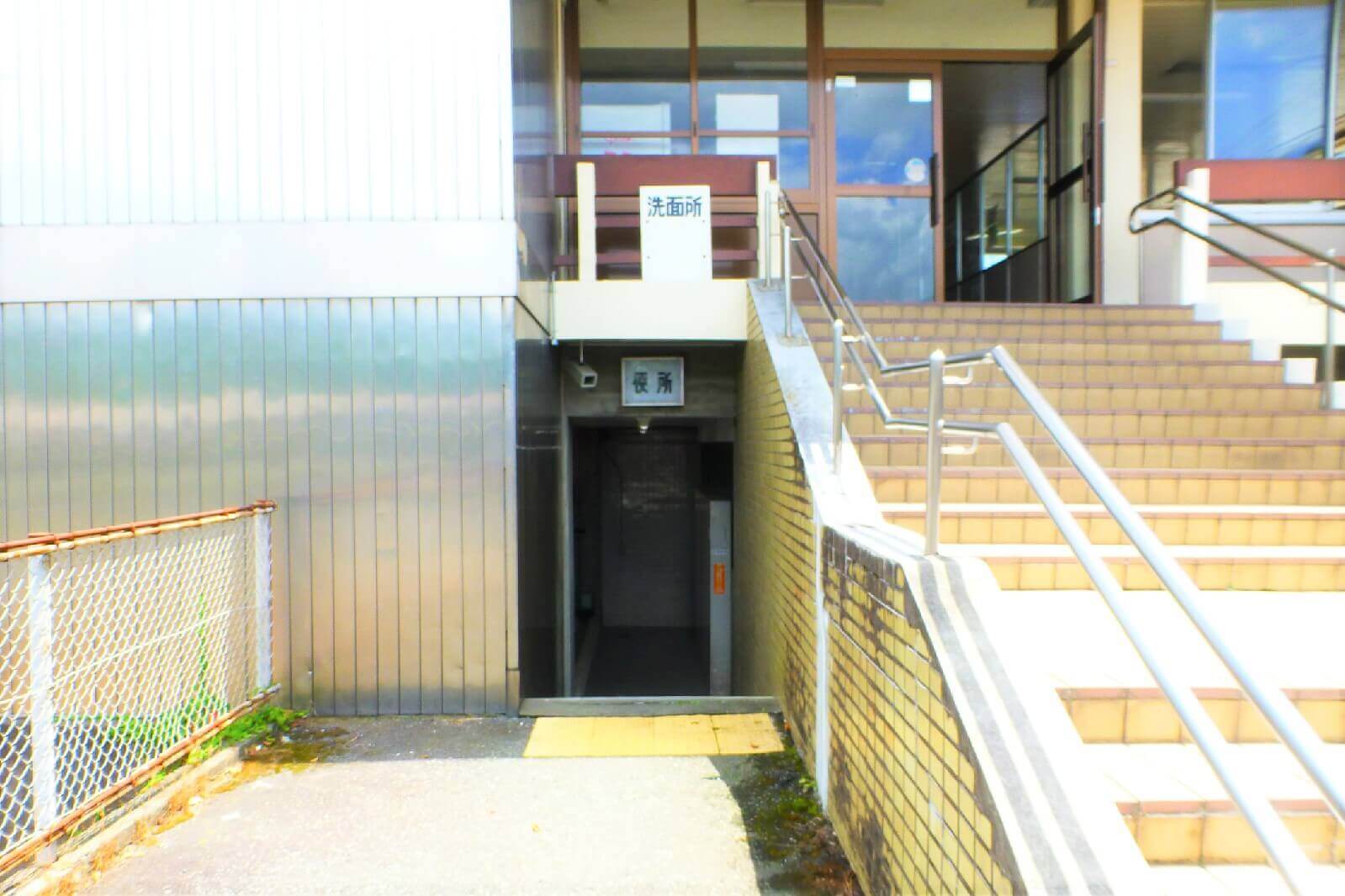 駿河小山駅 トイレに下る階段