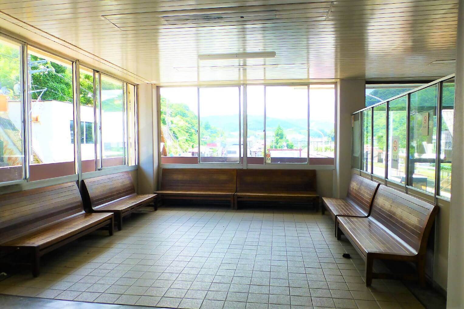 駿河小山駅 待合所はベンチが6基ゆったりと並べられています