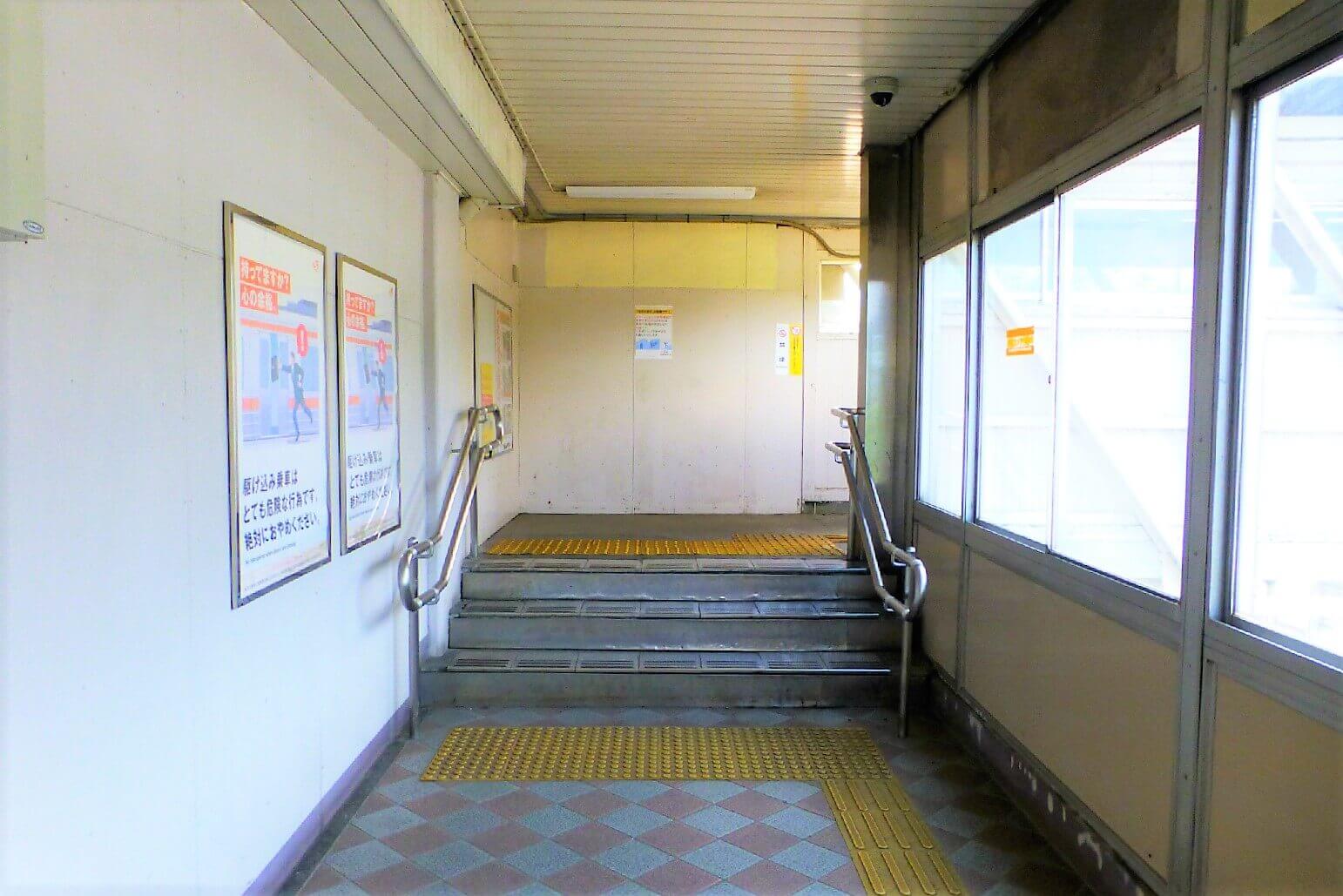 駿河小山駅 跨線橋を渡る前に、3段の階段