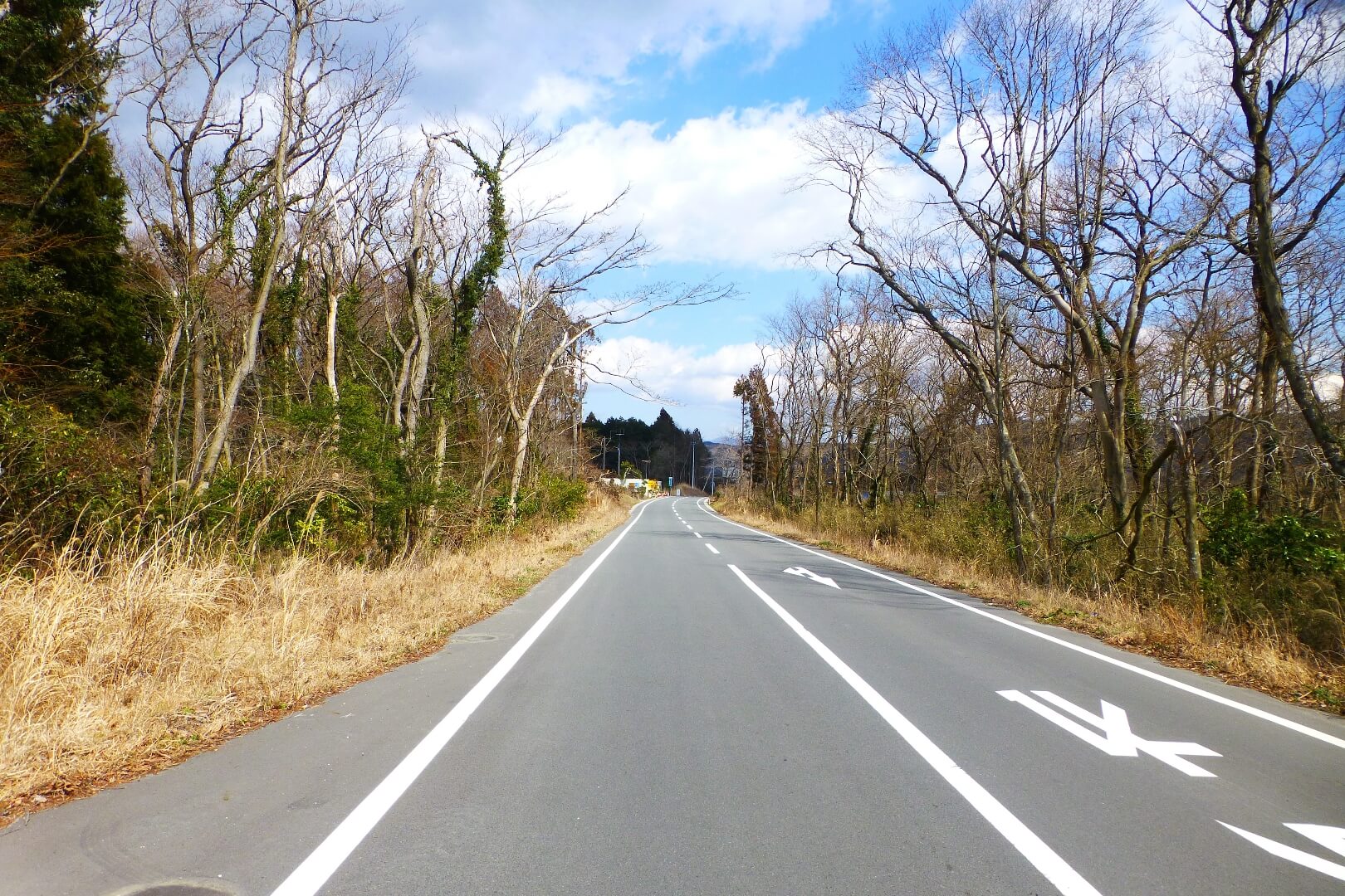 スマートIC出口から東名高速の側道をしばらく東京方面に進みます