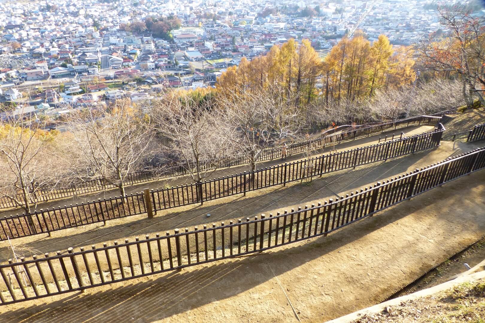 新倉山浅間公園 緩やかな遊歩道