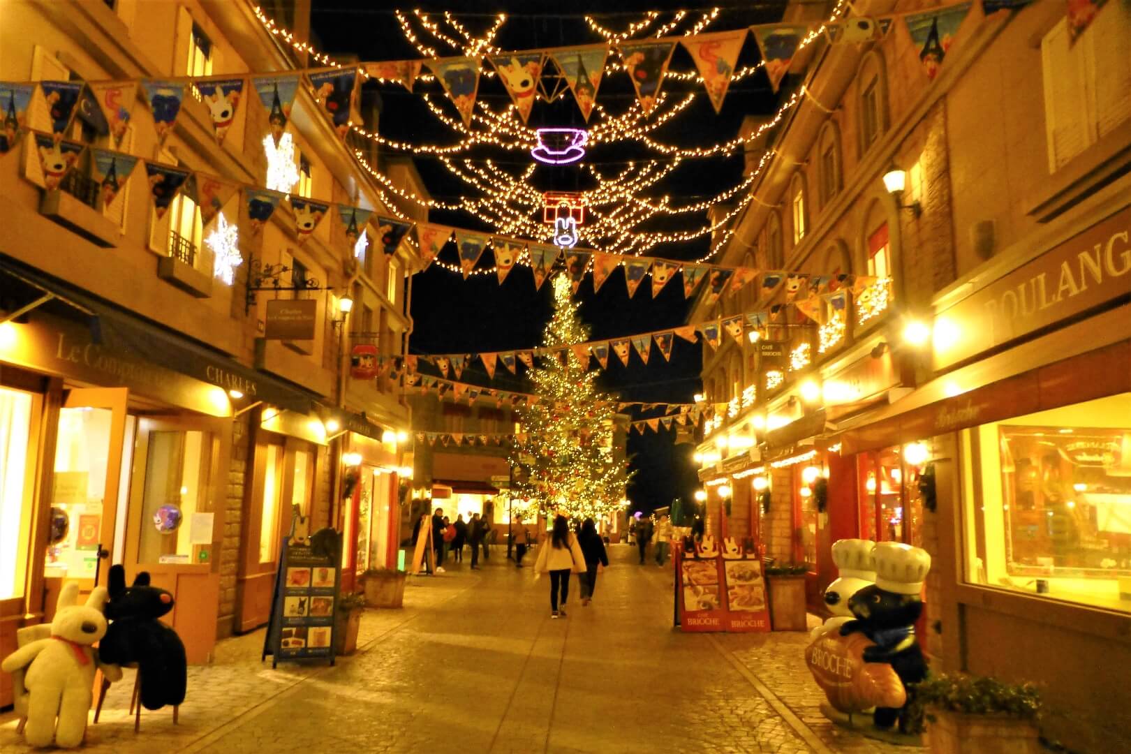 富士急ハイランド リサとガスパール タウン イルミネーション 街もクリスマスムード一色